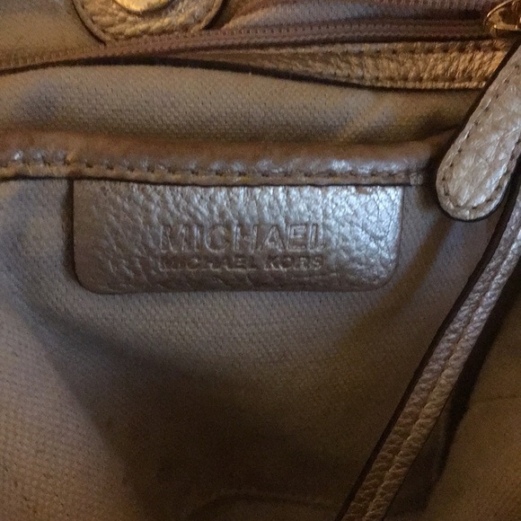 Large Michael Kors purse - Picture 2 of 2